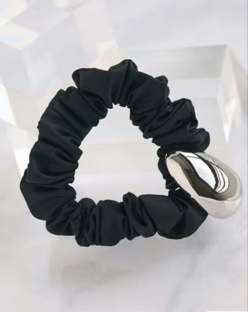 ＜LETICIA＞エッグ ナイロン シュシュ / ブラック