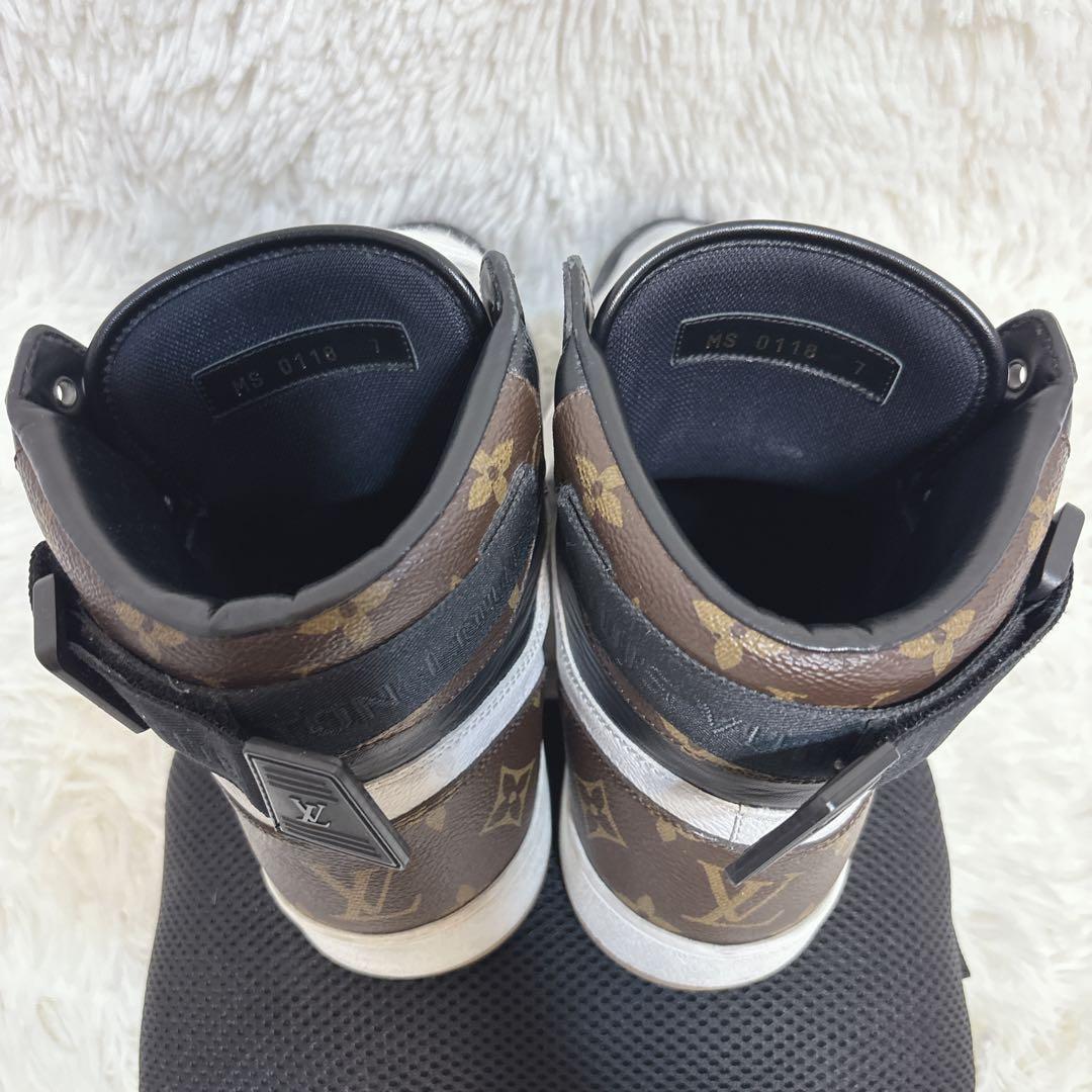 LOUIS VUITTON　MIDカット スニーカー　リヴォリライン