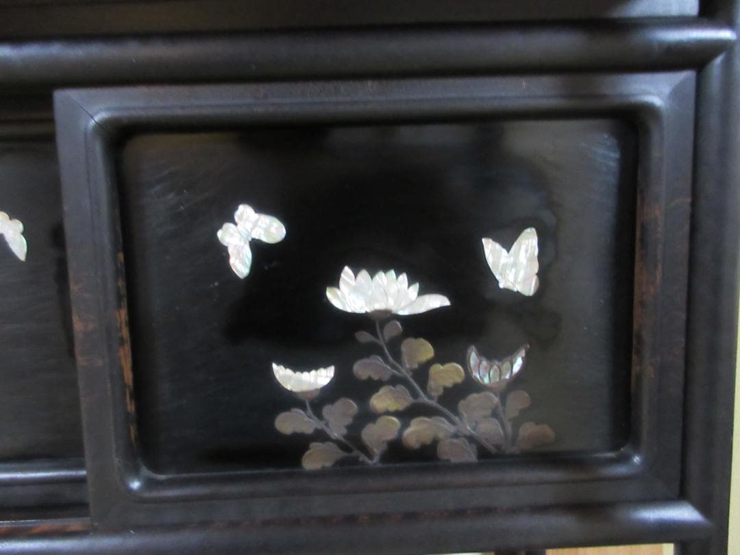 螺鈿細工の飾り棚　茶箪笥　段違い　和風飾り棚　 貝殻装飾付き　希少