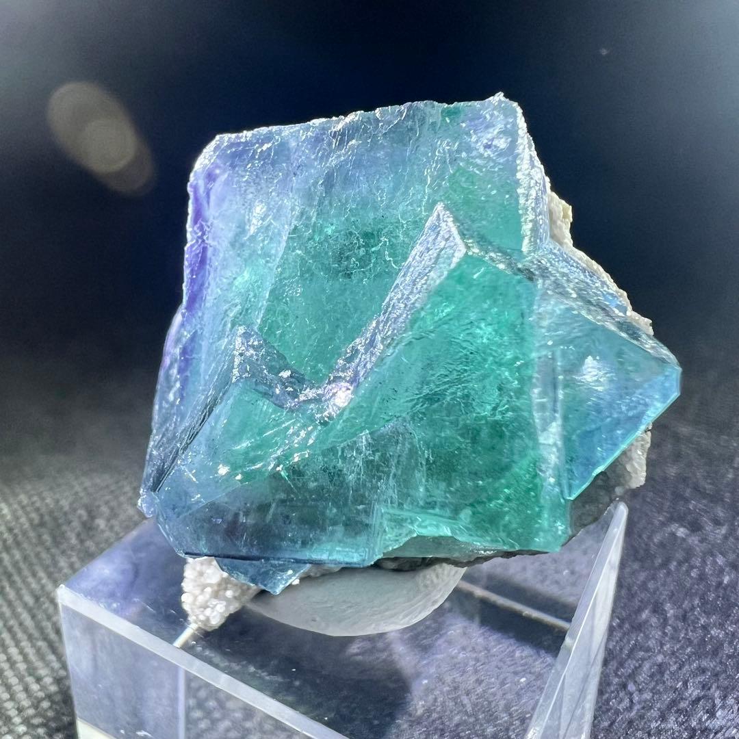 ヤオガンシャン産　クォーツクラスター母岩付き「水縹色」フローライト