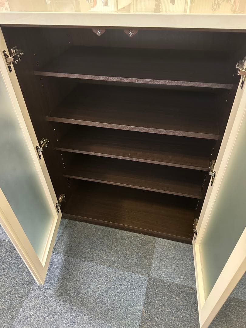 黒と白のキャビネット 収納付き