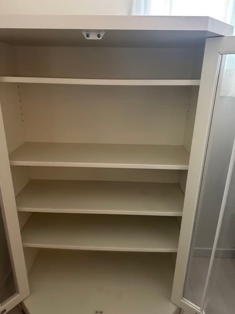 白い家具　ホワイト　ガラス扉　収納　飾り棚　本棚