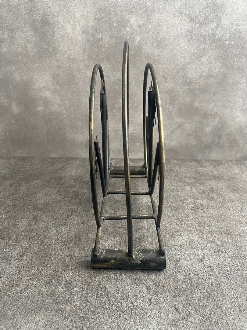 金属製のアンティークマガジンラック