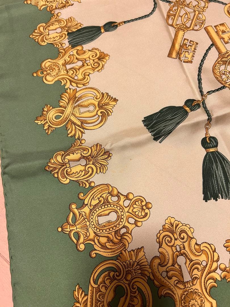 GUCCI グッチ　鍵とタッセル柄のスカーフ　グリーン　ゴールド