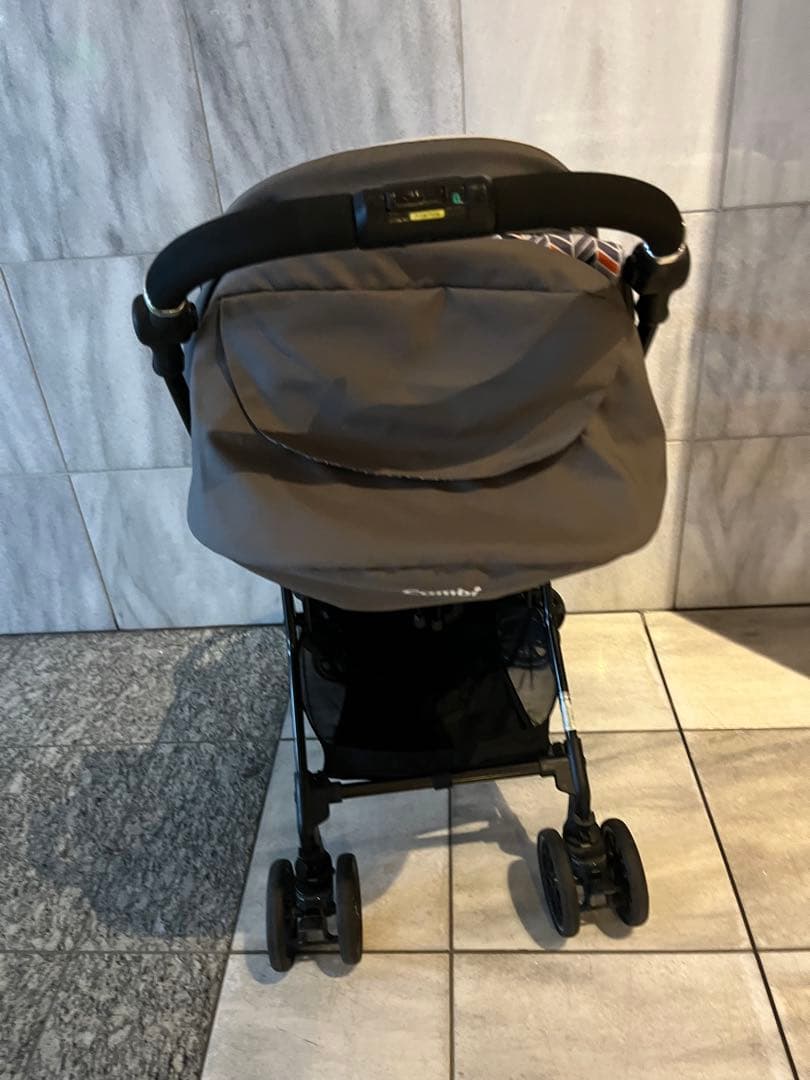 Combi 折りたたみ式ベビーカー グレー/マルチカラー