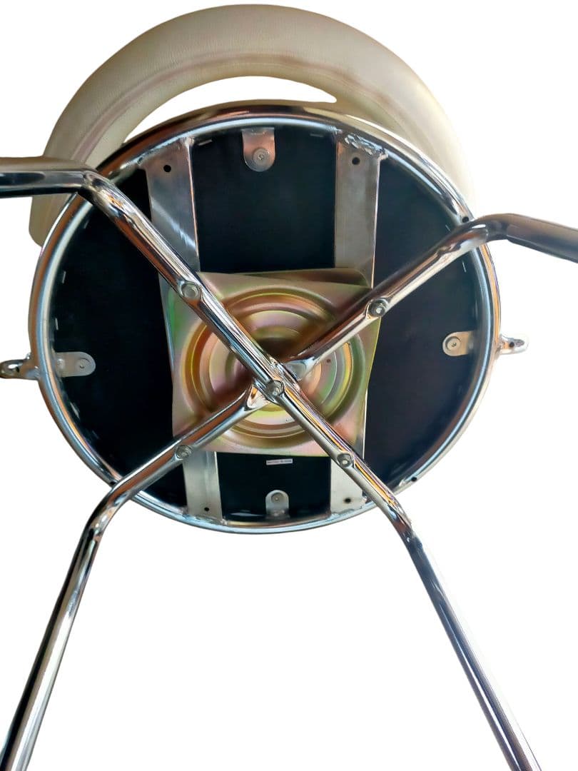 モダンなアーム付き回転椅子　ホワイト　アームチェア