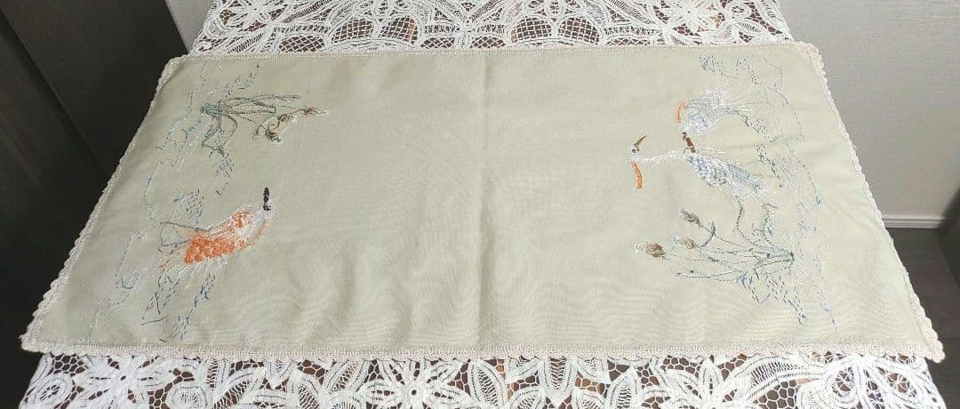 ハンドメイド アオサギ 手刺繍 手編みレース縁取り テーブルセンター