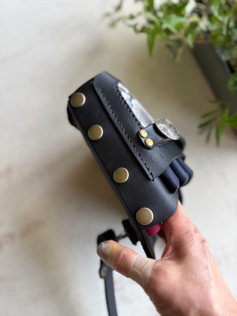 牛革ブラック、パイソンプリントの大容量シザーケース