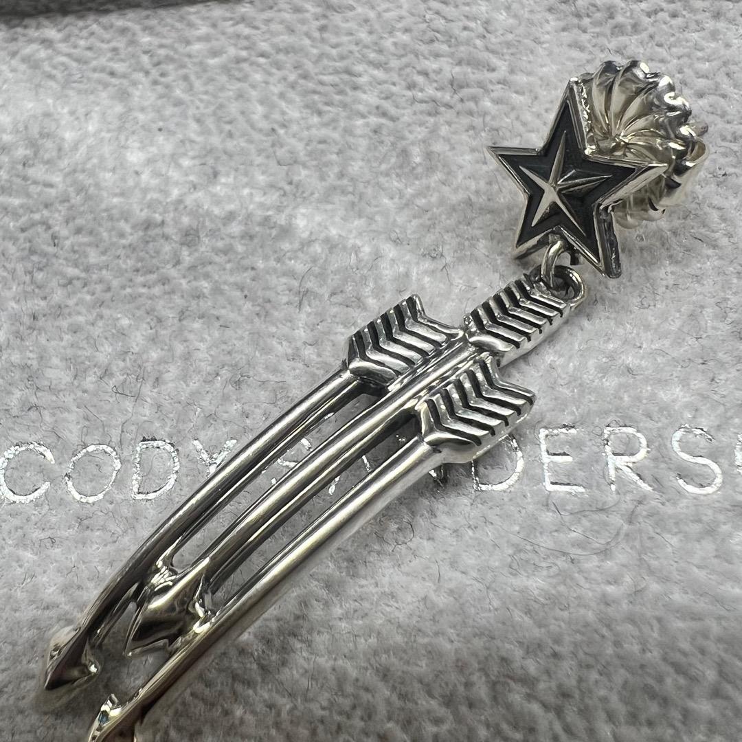 アクセサリー CODY Triple Arrow Star Earring Curved